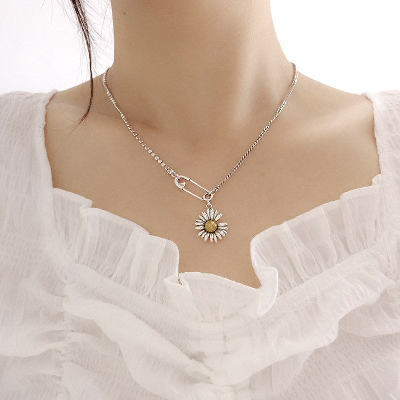 New Japanese-Korean Vintage Gold Paperclip Daisy Choker Necklace